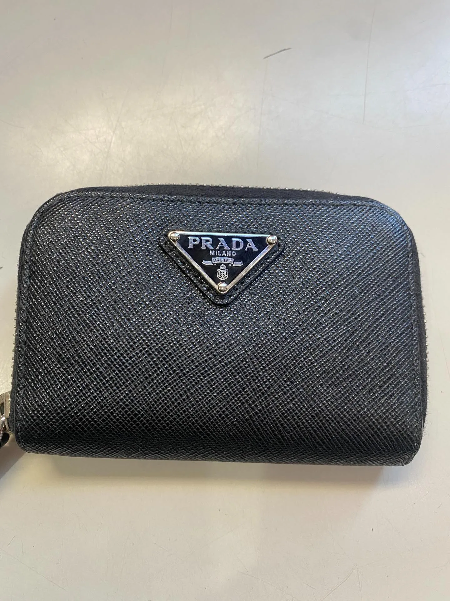 春日井にお住まいのお客様からプラダの財布を買取しました。