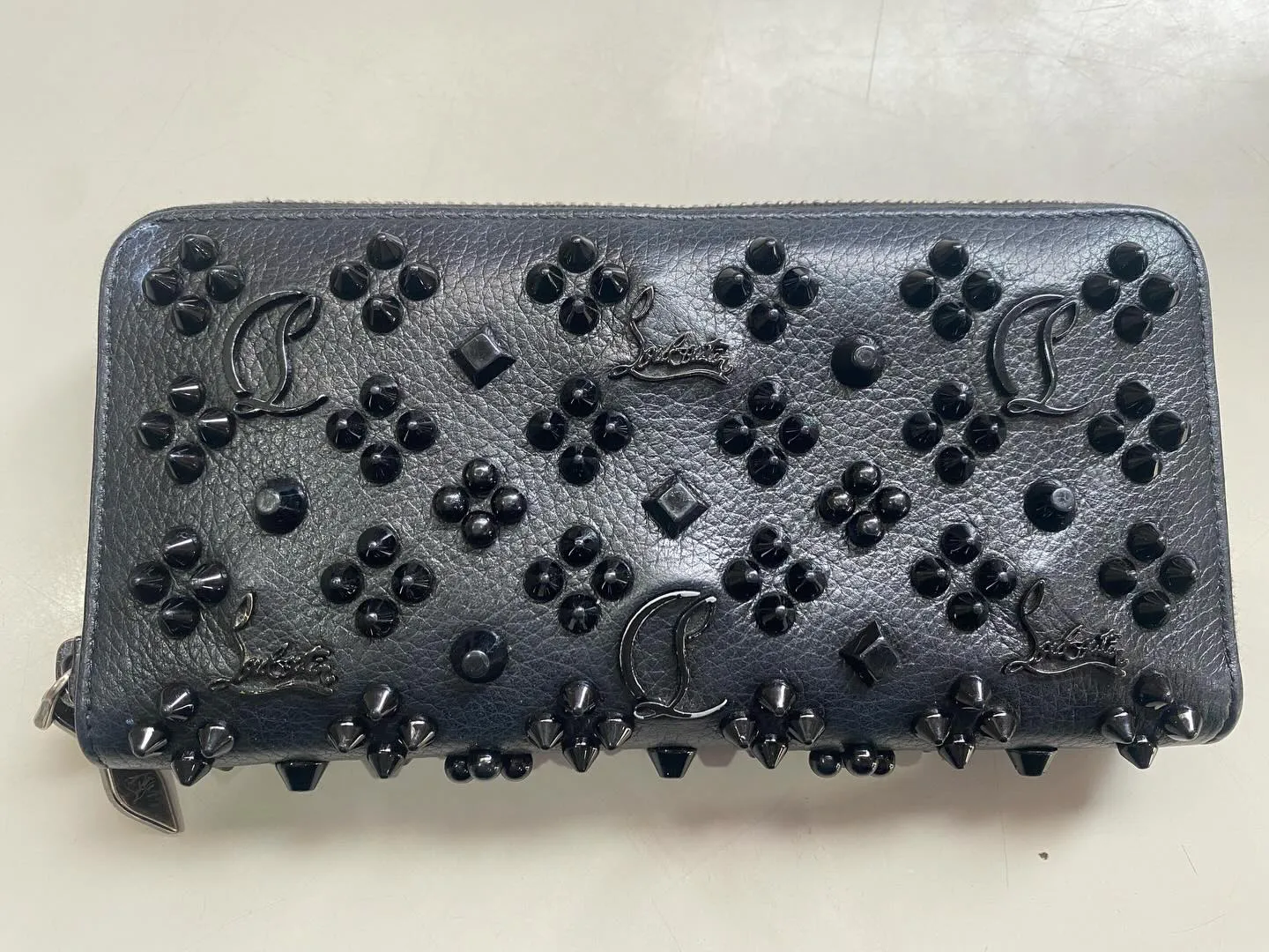 春日井にお住まいのお客様からルブタンの財布を買取しました。