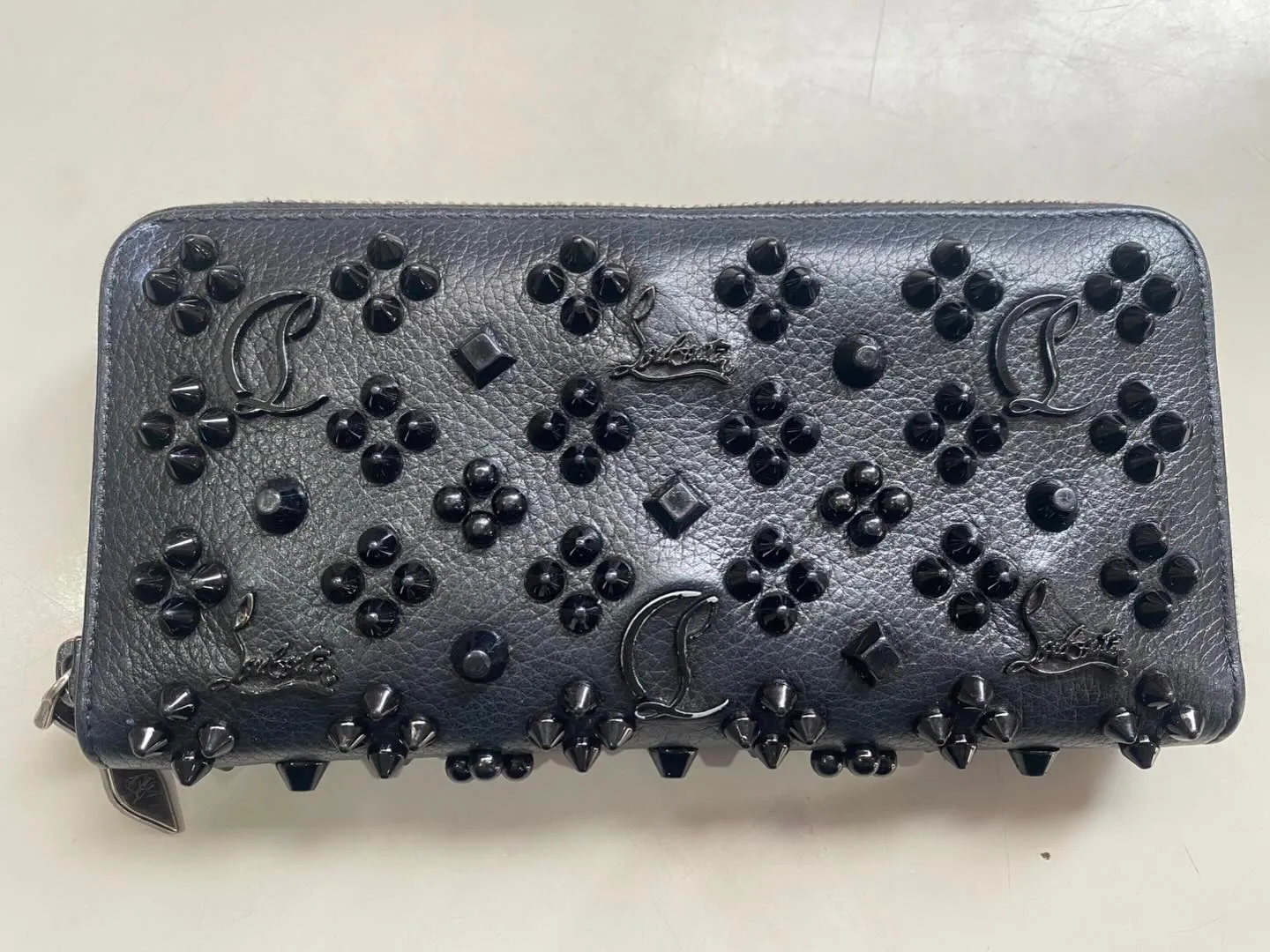 春日井にお住まいのお客様からルブタンの財布を買取しました。